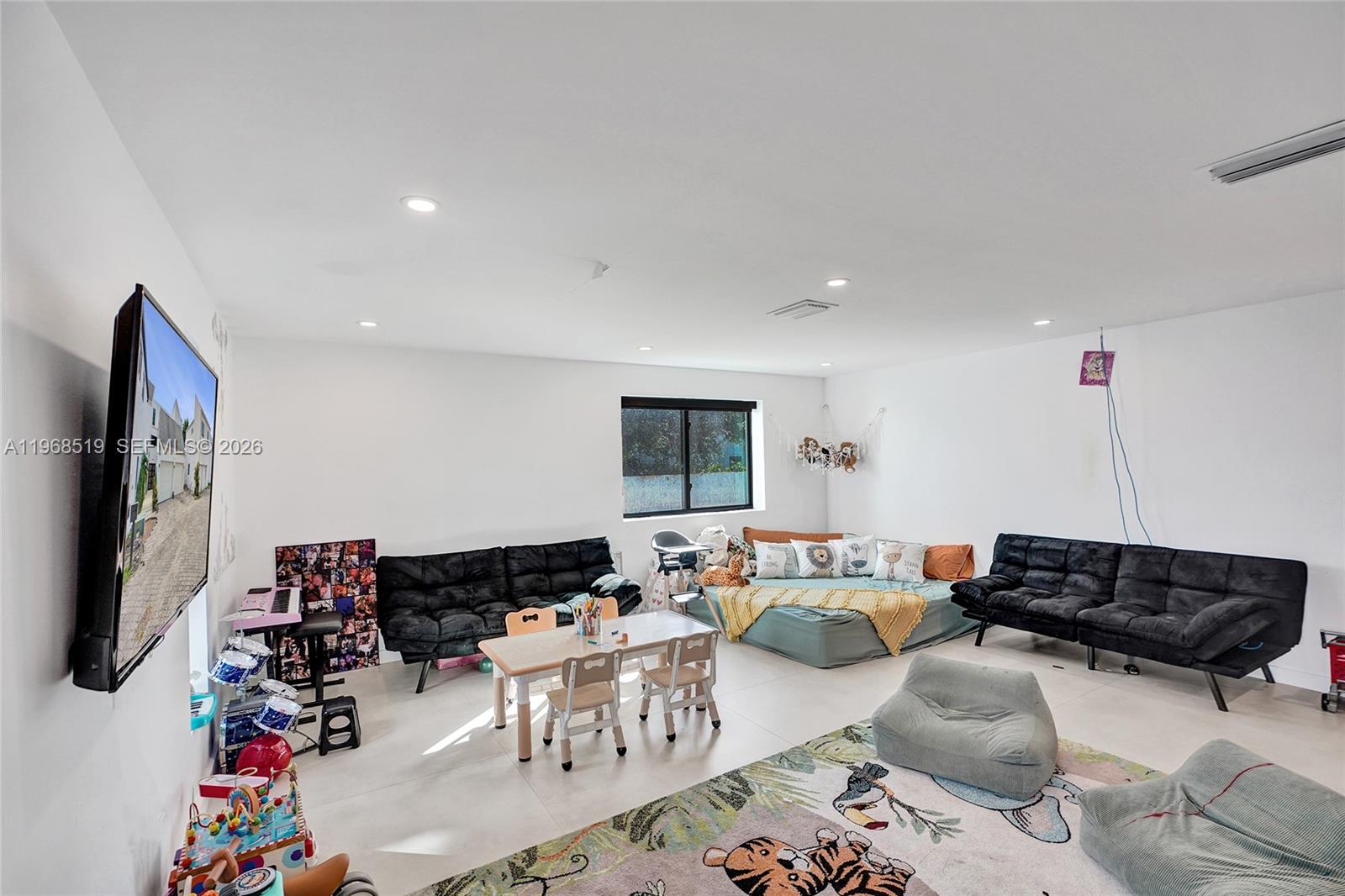 1977 S Oak Hvn Cir Miami, FL 33179