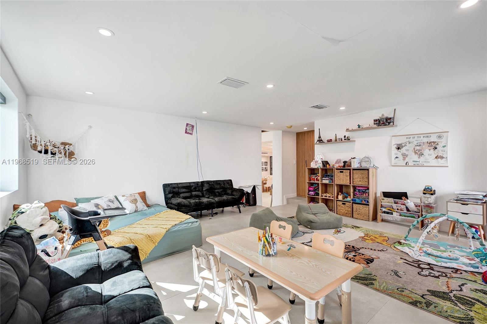 1977 S Oak Hvn Cir Miami, FL 33179