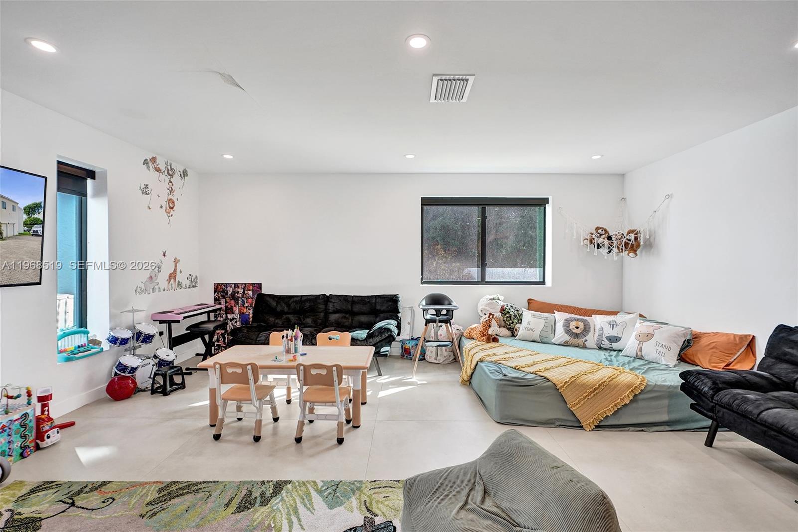 1977 S Oak Hvn Cir Miami, FL 33179