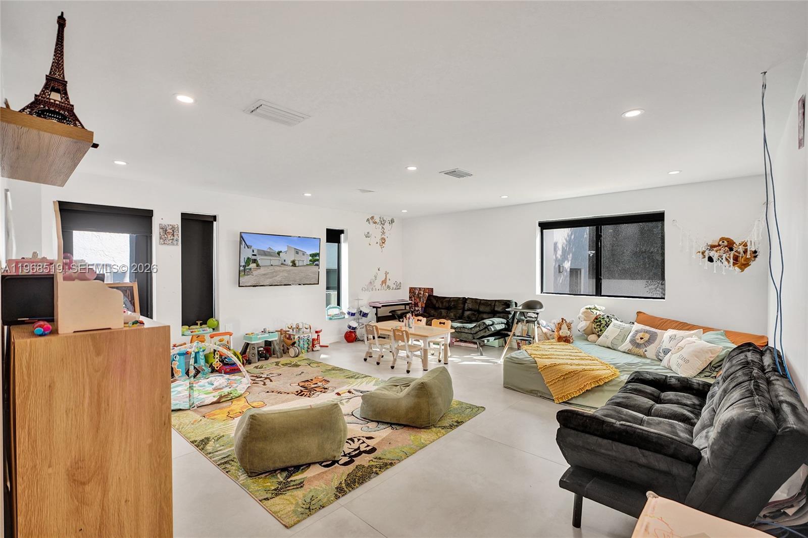 1977 S Oak Hvn Cir Miami, FL 33179