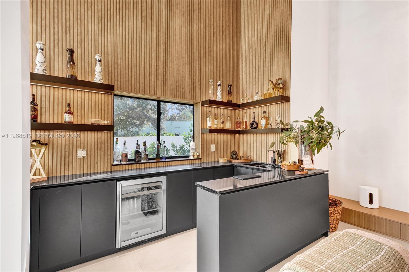 1977 S Oak Hvn Cir Miami, FL 33179