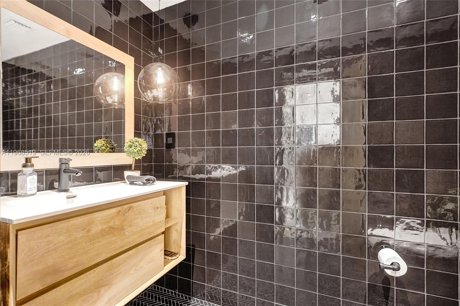 1977 S Oak Hvn Cir Miami, FL 33179