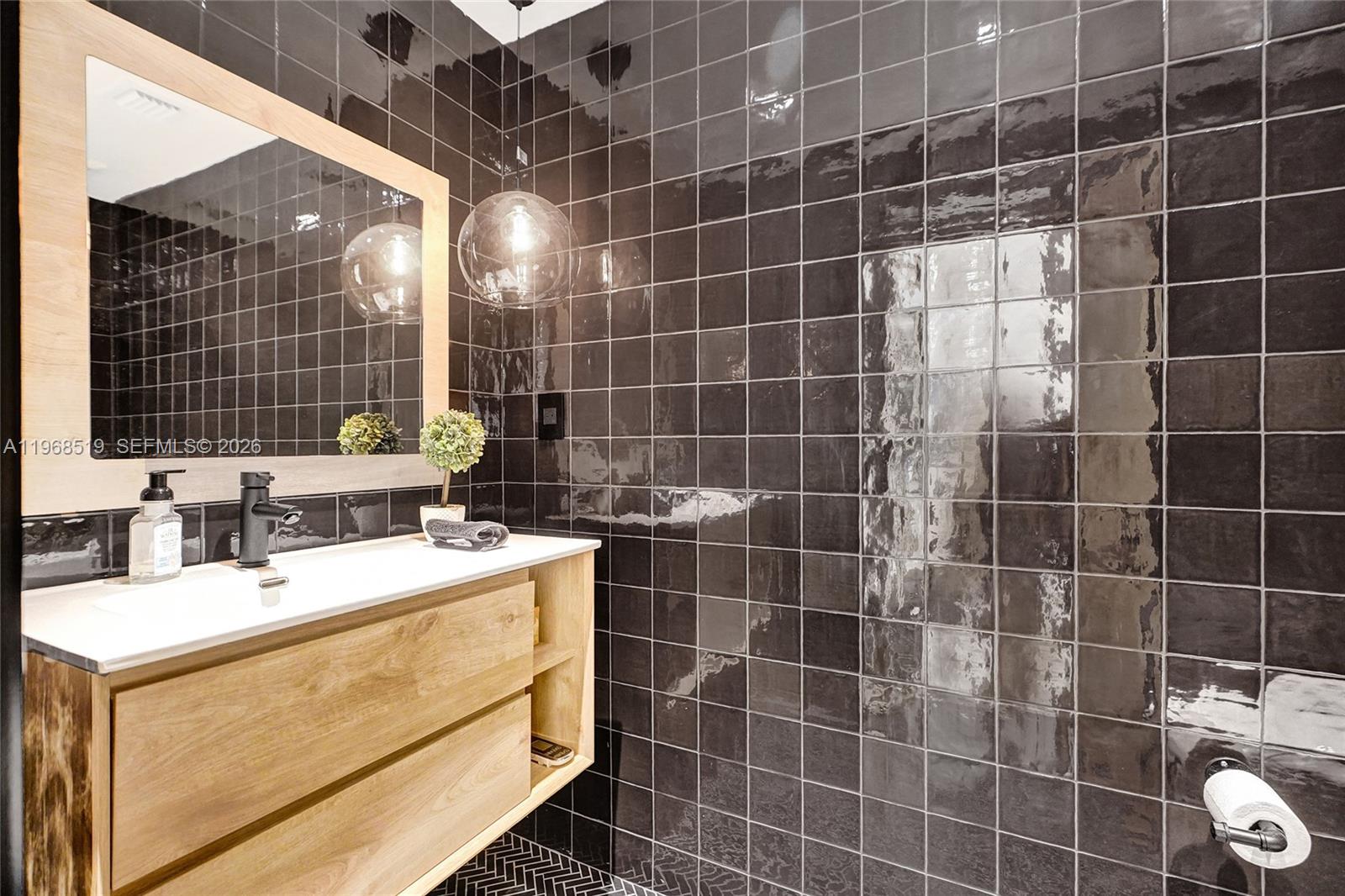 1977 S Oak Hvn Cir Miami, FL 33179