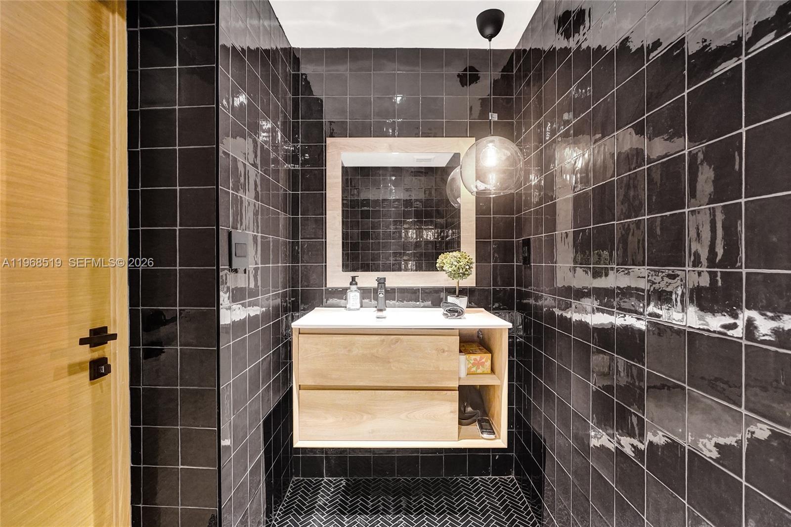 1977 S Oak Hvn Cir Miami, FL 33179