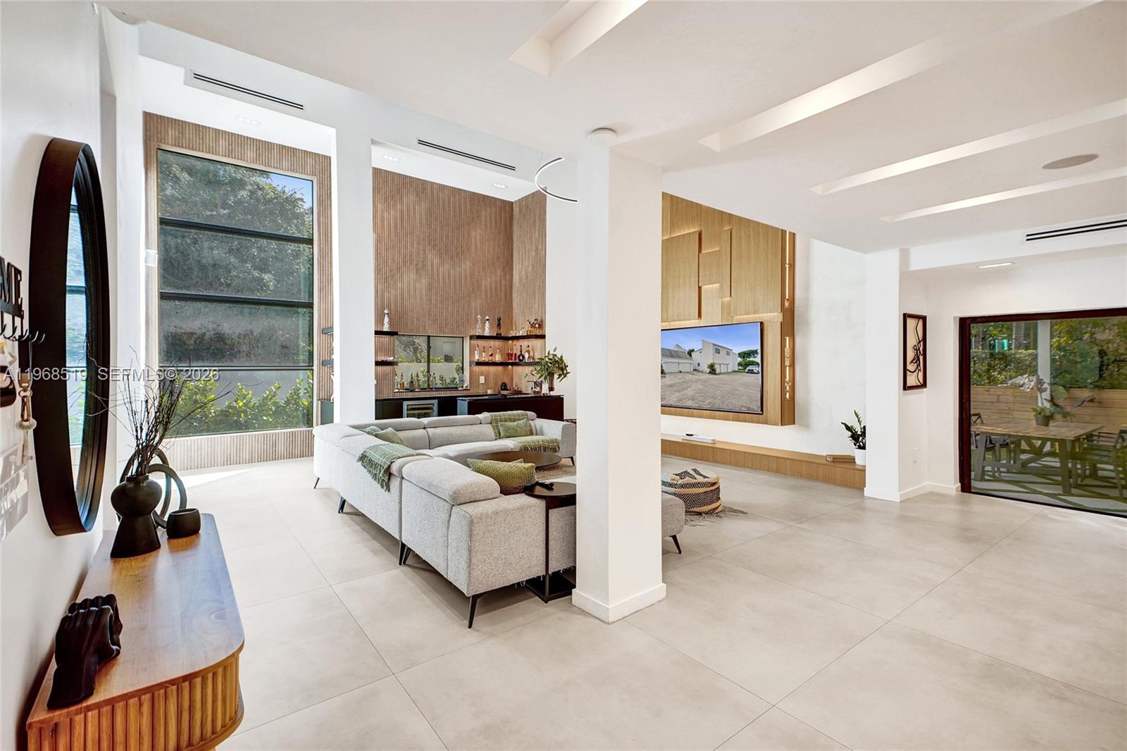 1977 S Oak Hvn Cir Miami, FL 33179