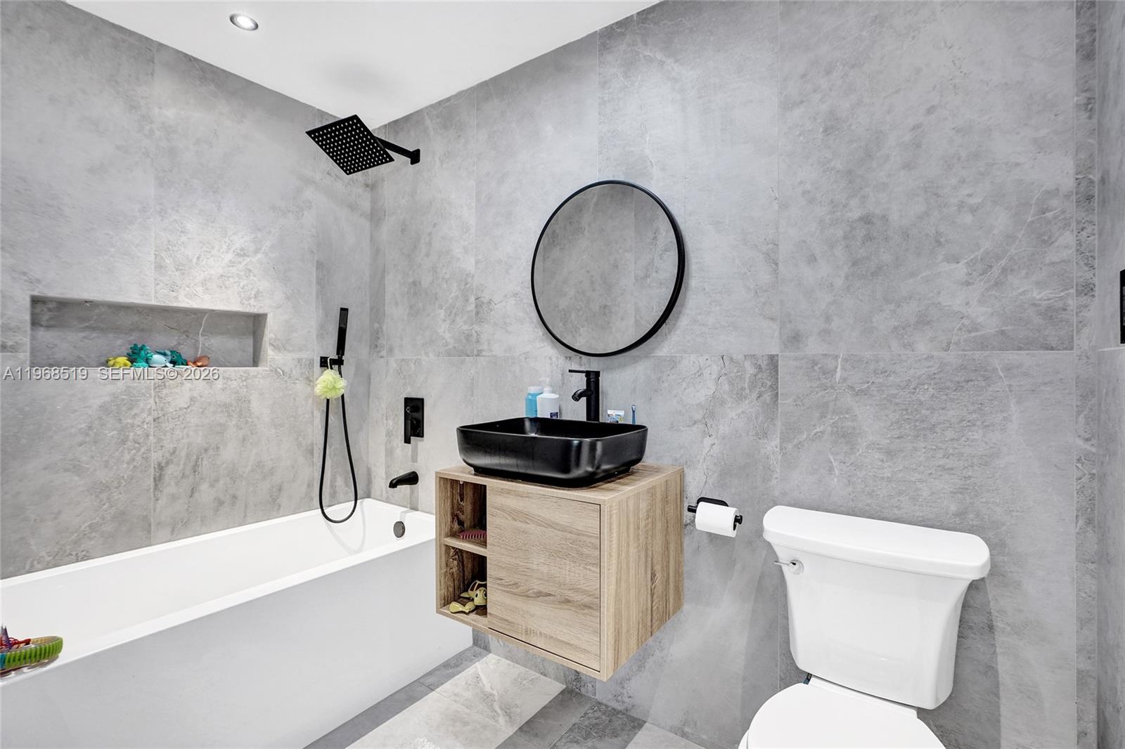 1977 S Oak Hvn Cir Miami, FL 33179