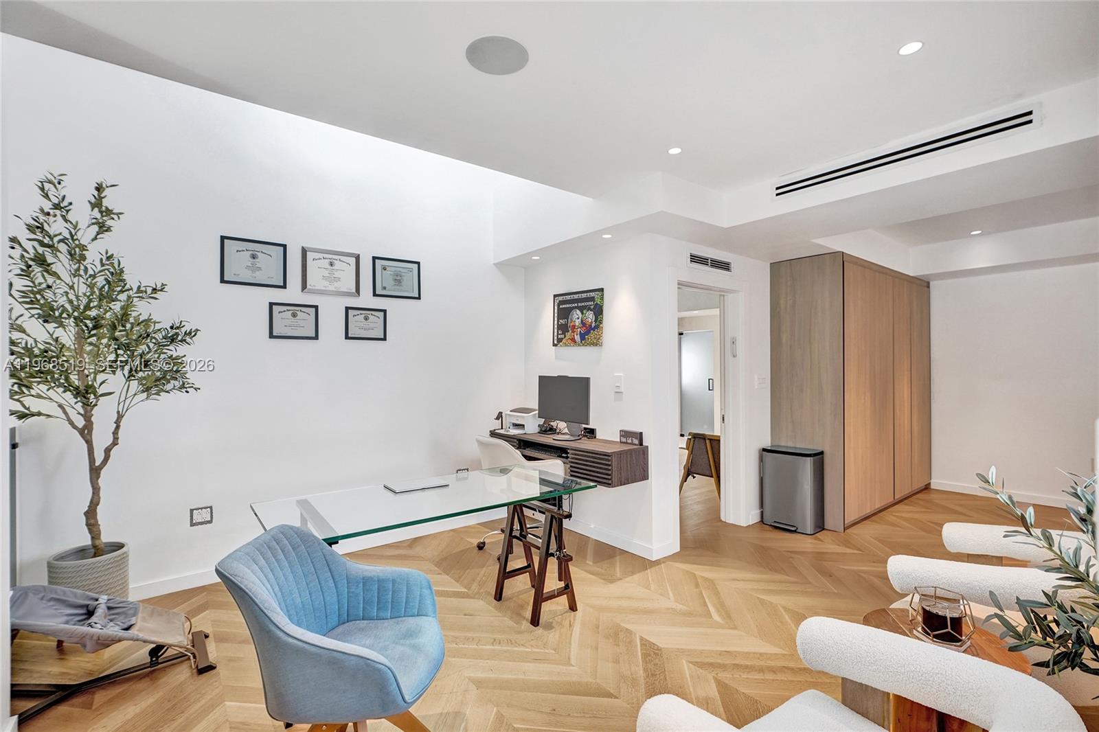 1977 S Oak Hvn Cir Miami, FL 33179