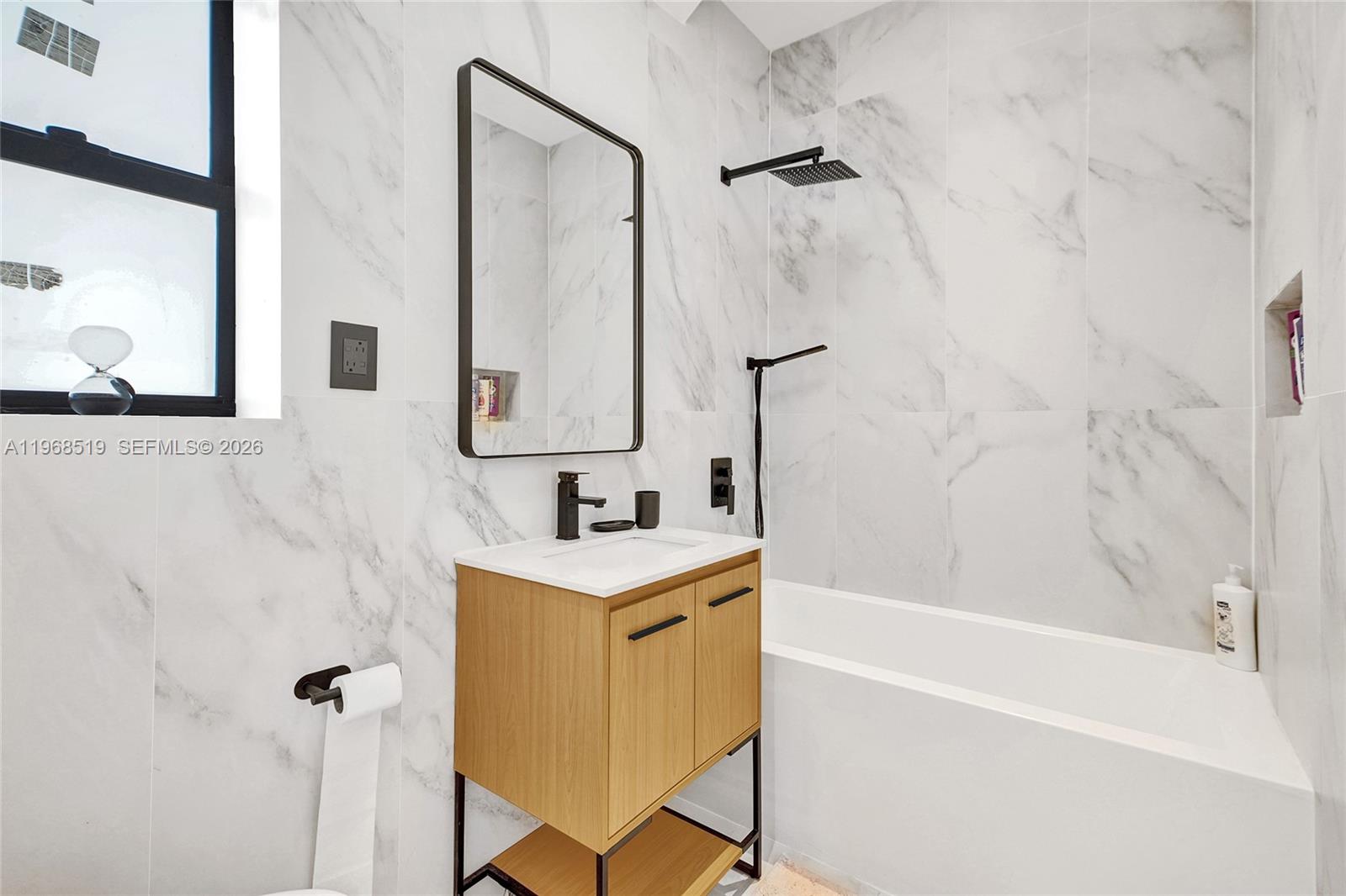 1977 S Oak Hvn Cir Miami, FL 33179