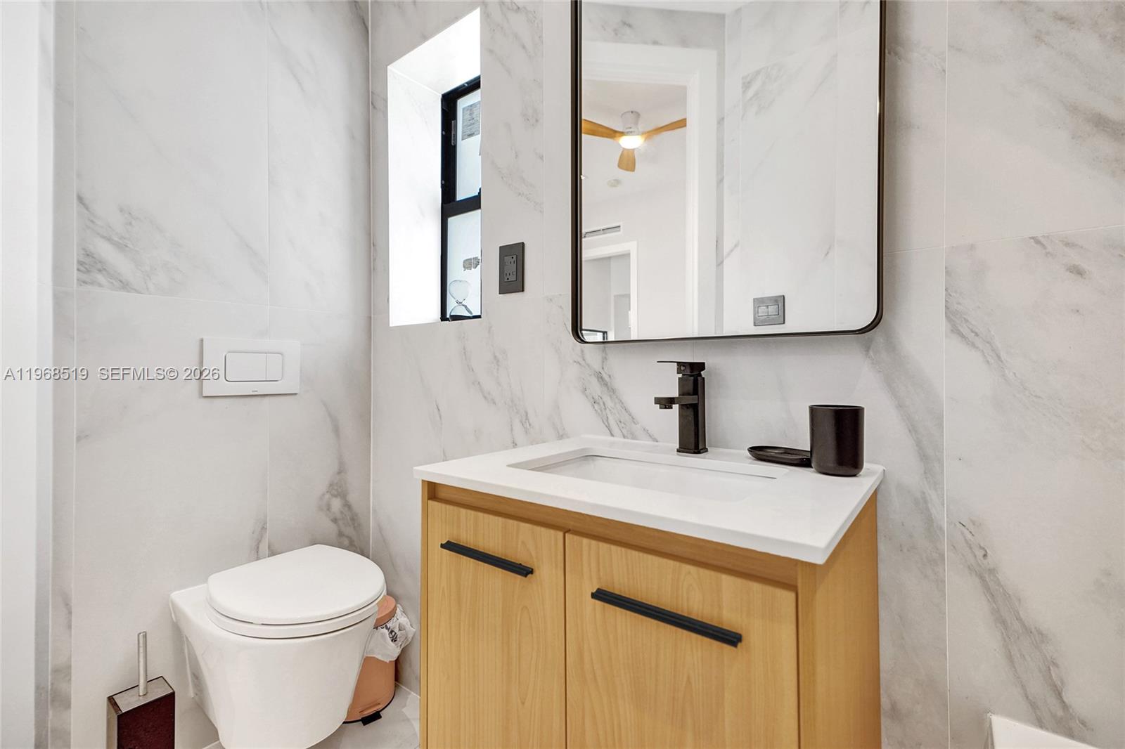 1977 S Oak Hvn Cir Miami, FL 33179