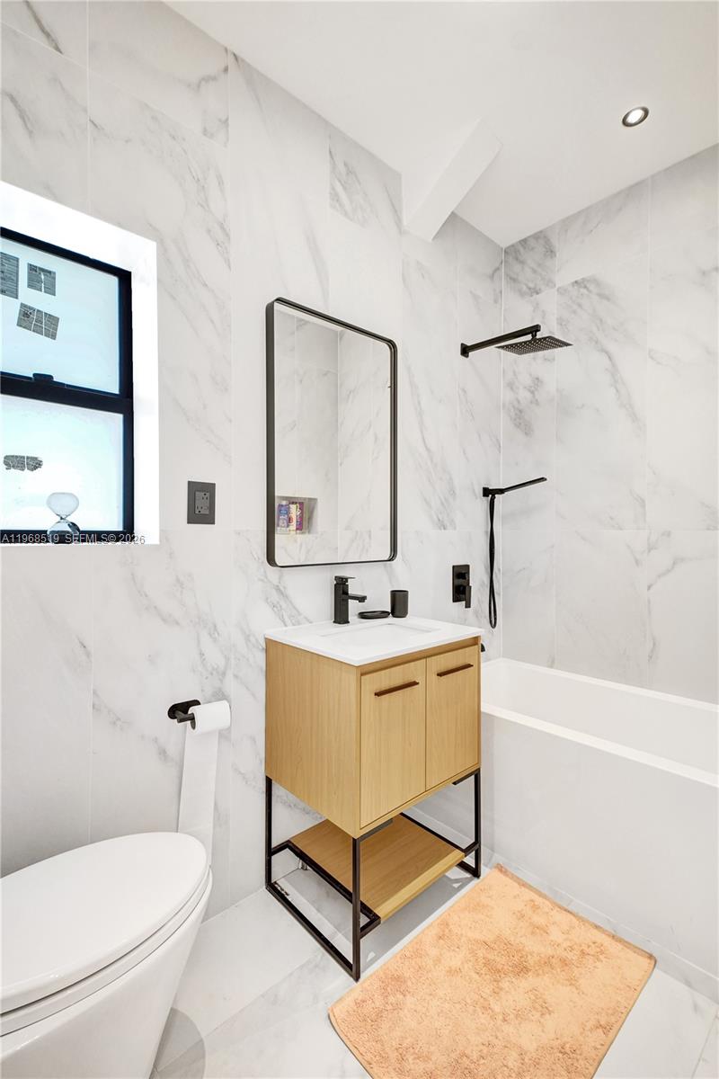 1977 S Oak Hvn Cir Miami, FL 33179