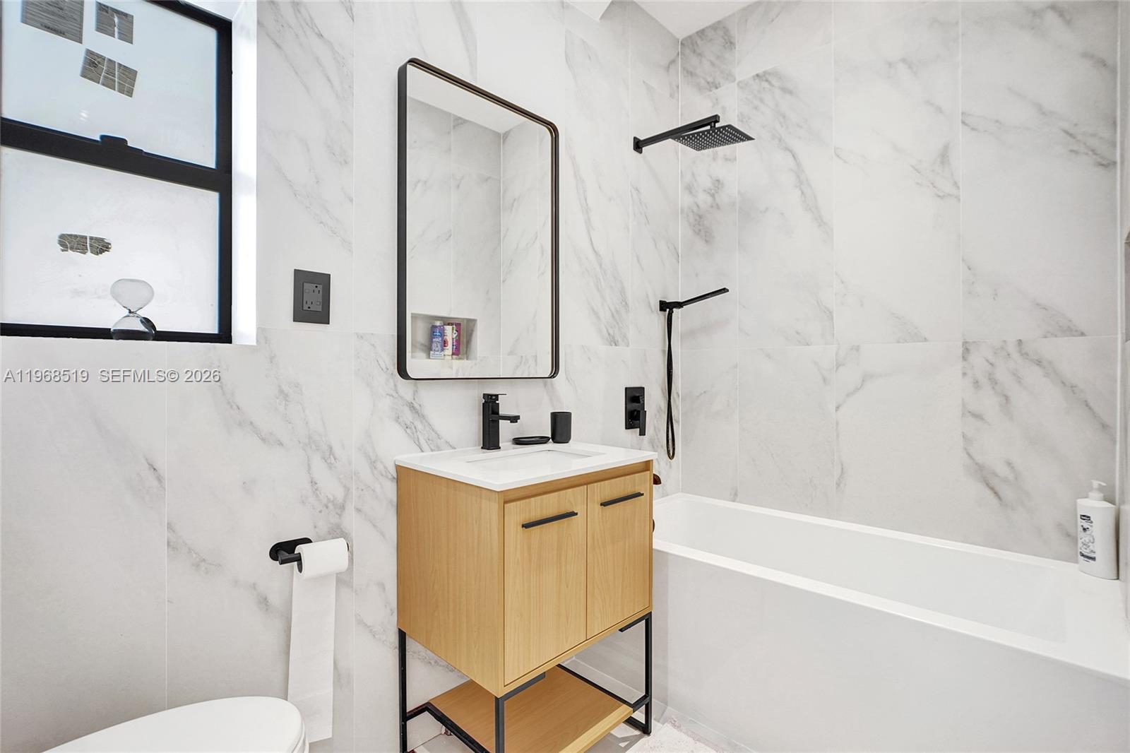 1977 S Oak Hvn Cir Miami, FL 33179