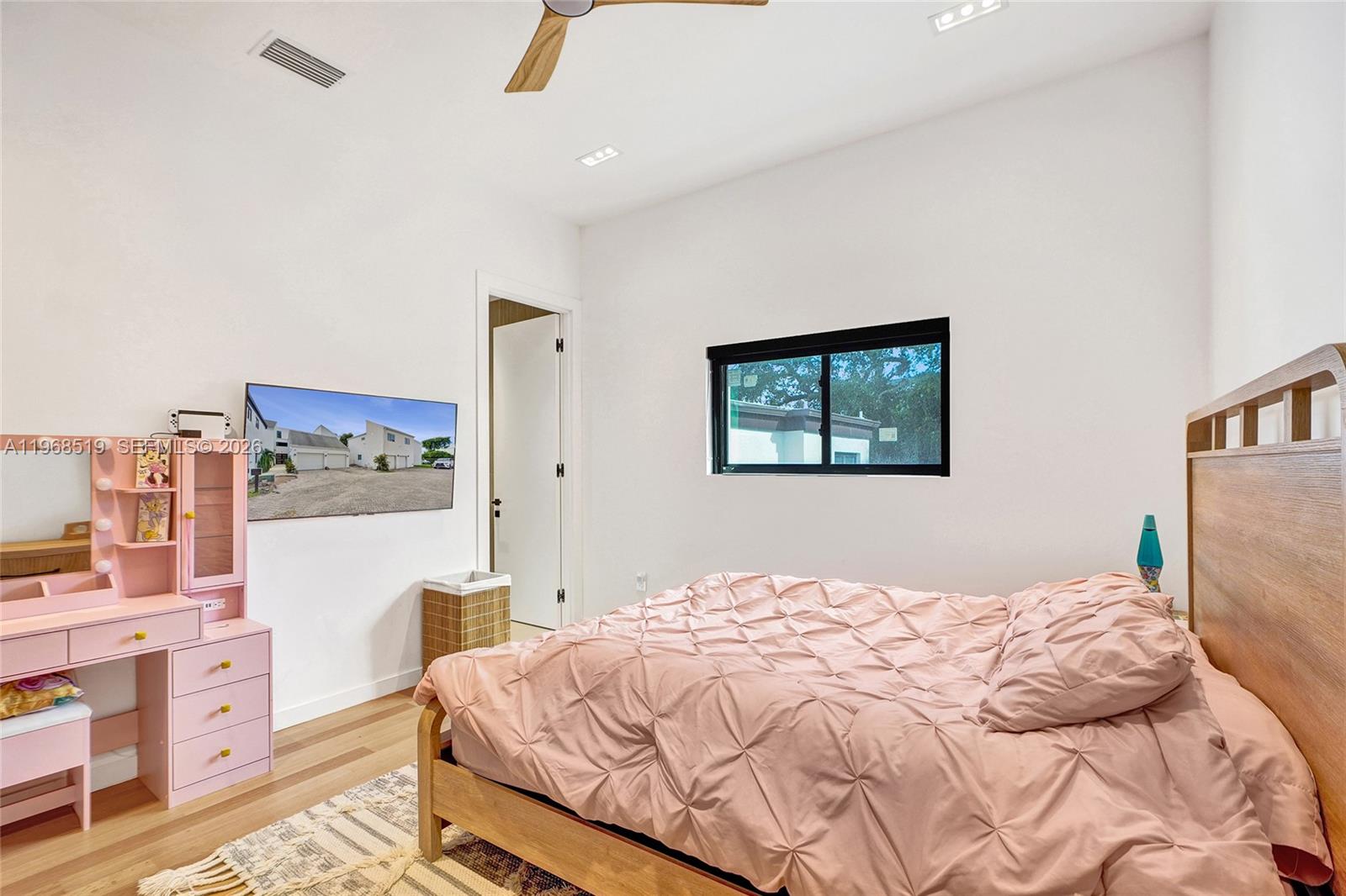 1977 S Oak Hvn Cir Miami, FL 33179