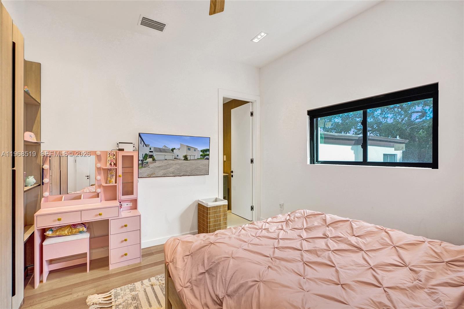 1977 S Oak Hvn Cir Miami, FL 33179