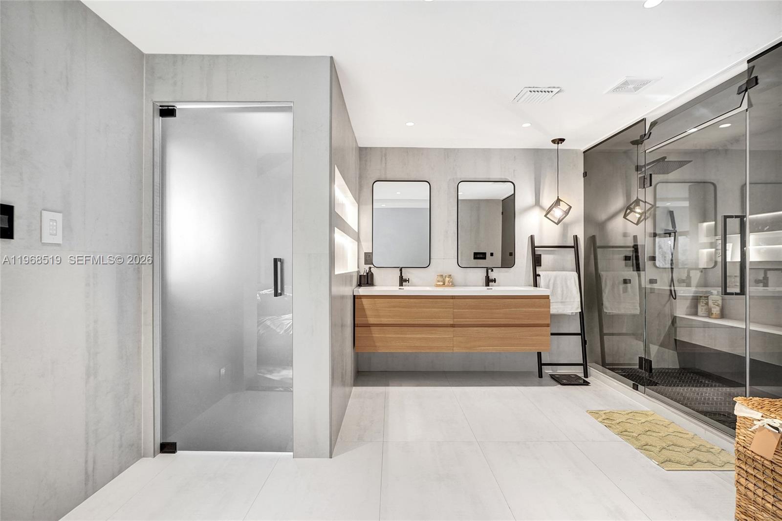 1977 S Oak Hvn Cir Miami, FL 33179