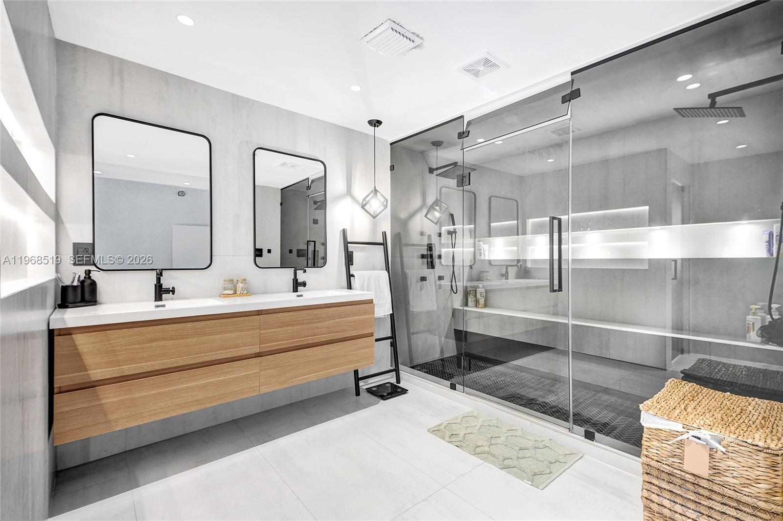 1977 S Oak Hvn Cir Miami, FL 33179