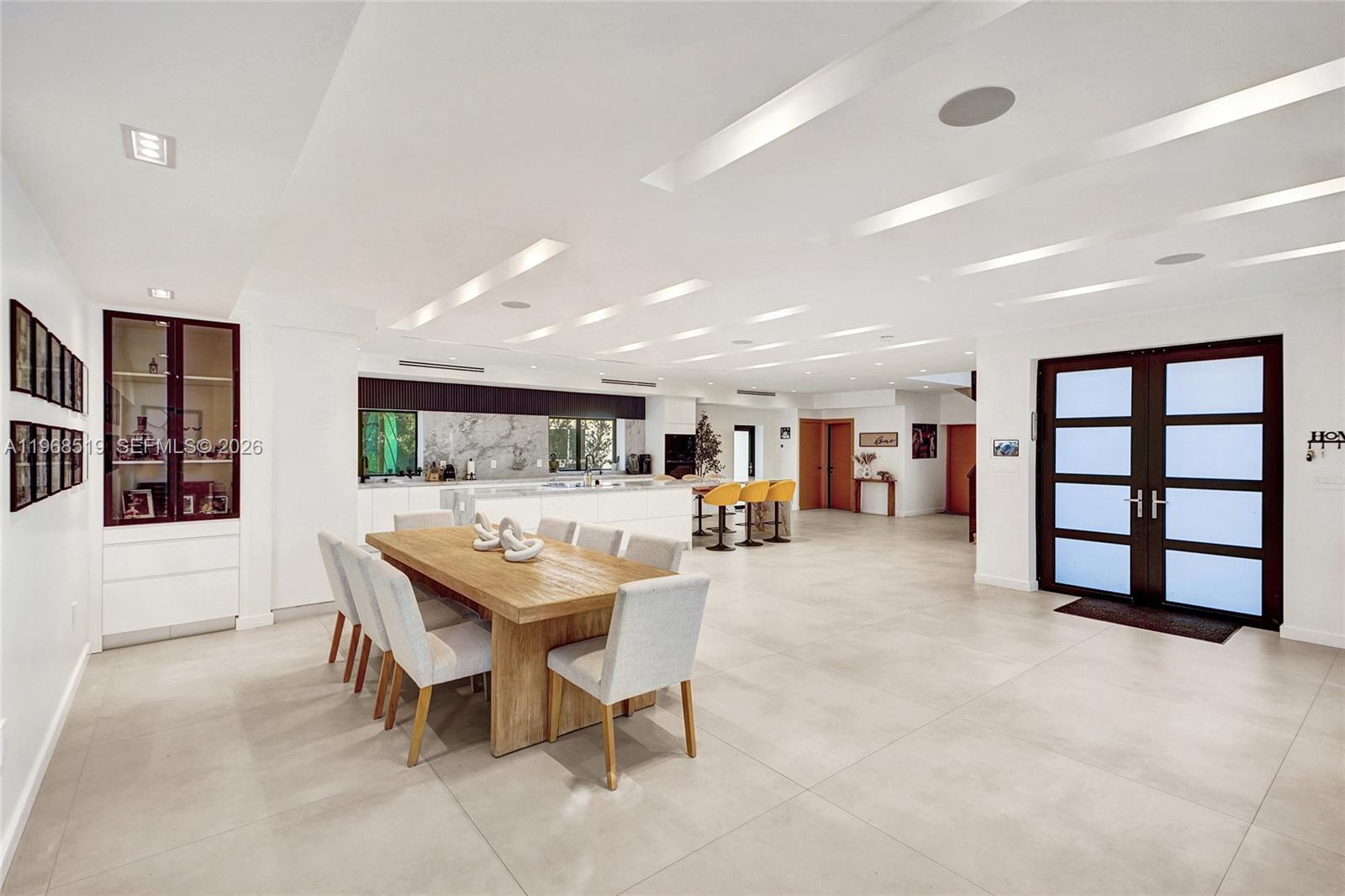 1977 S Oak Hvn Cir Miami, FL 33179