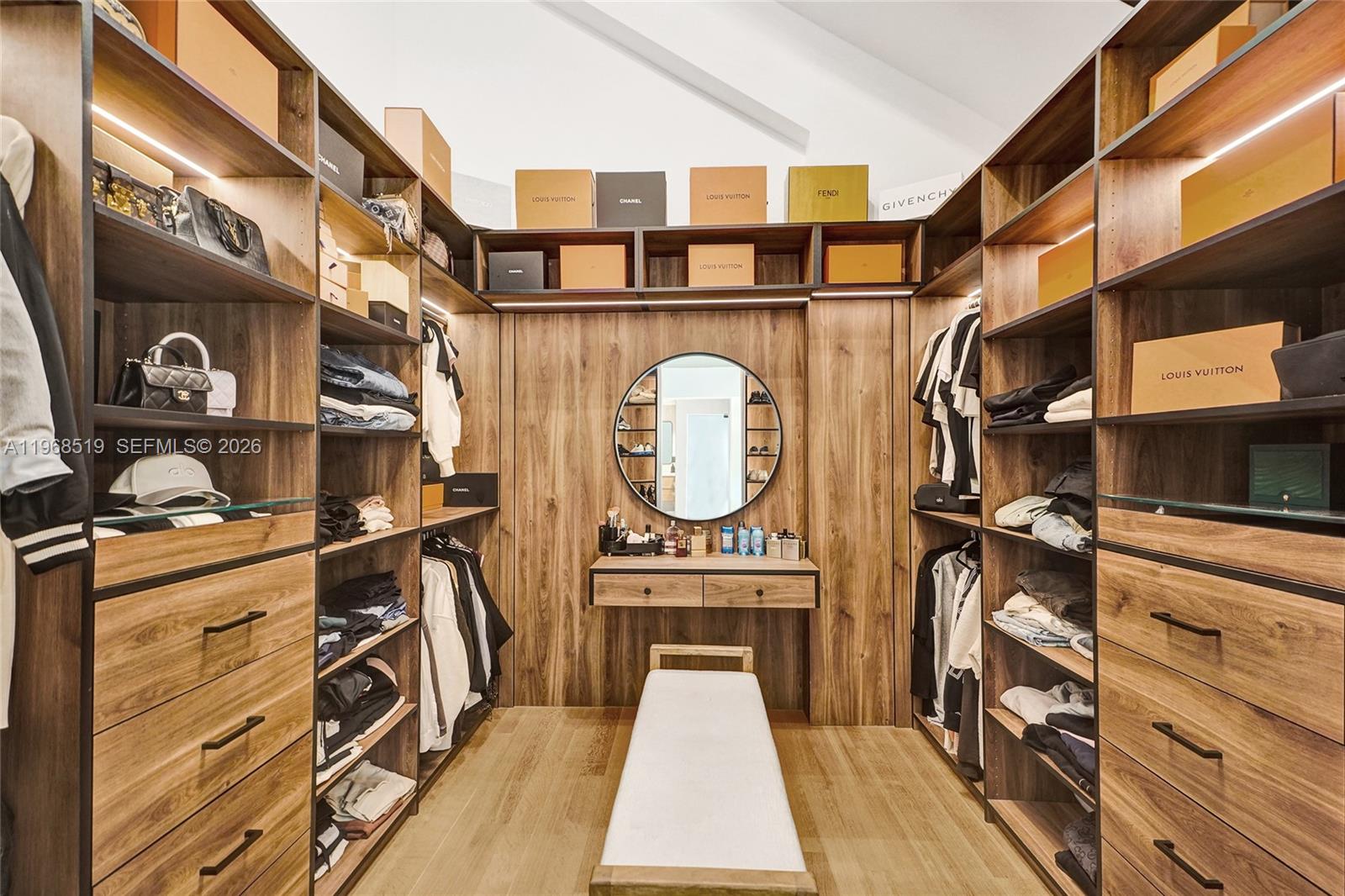 1977 S Oak Hvn Cir Miami, FL 33179