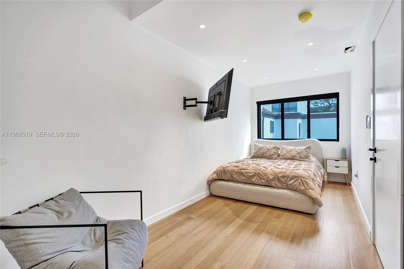 1977 S Oak Hvn Cir Miami, FL 33179