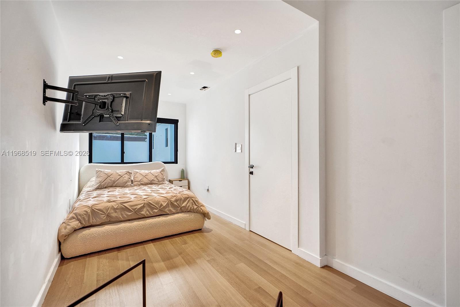 1977 S Oak Hvn Cir Miami, FL 33179