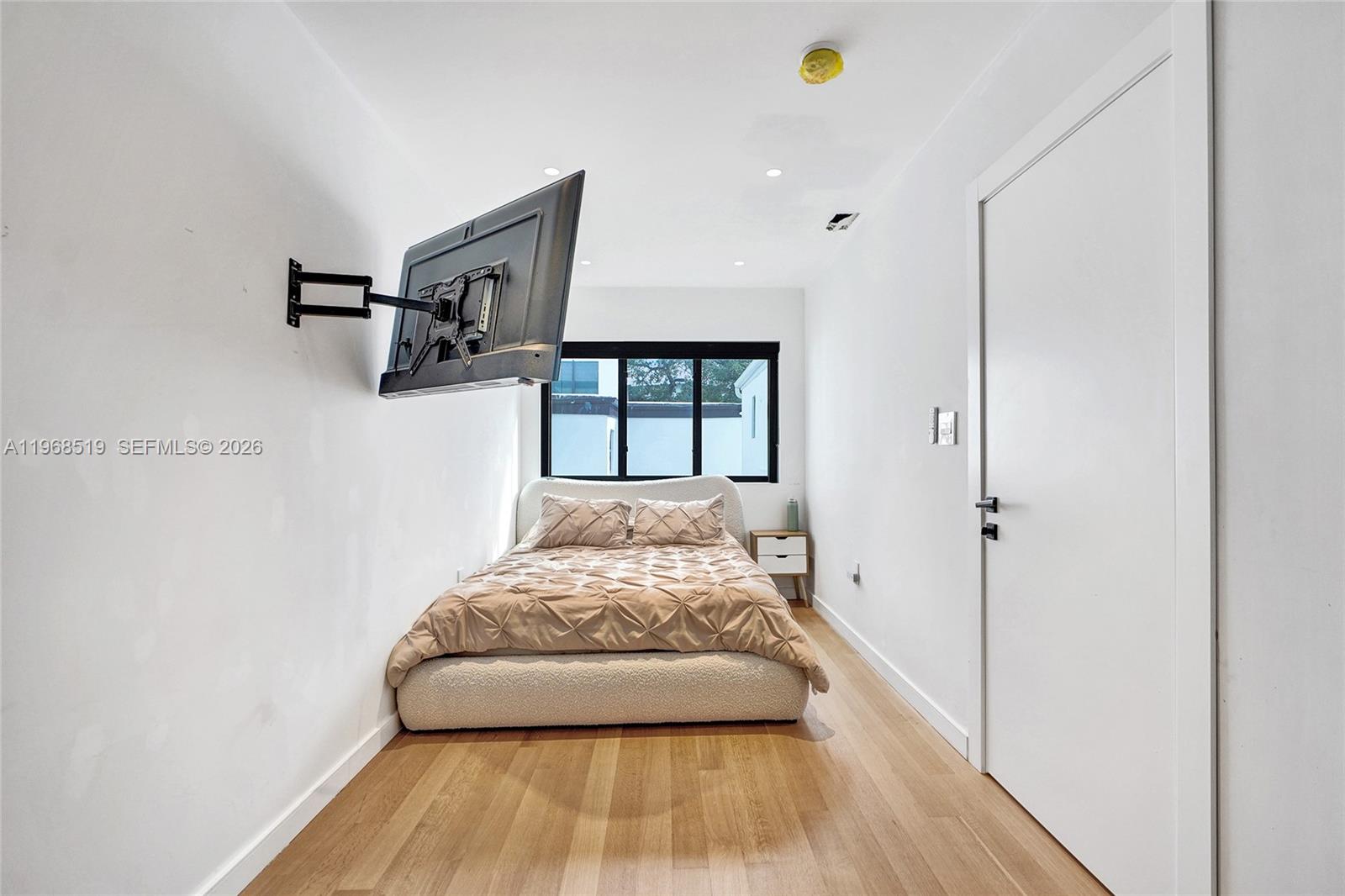 1977 S Oak Hvn Cir Miami, FL 33179