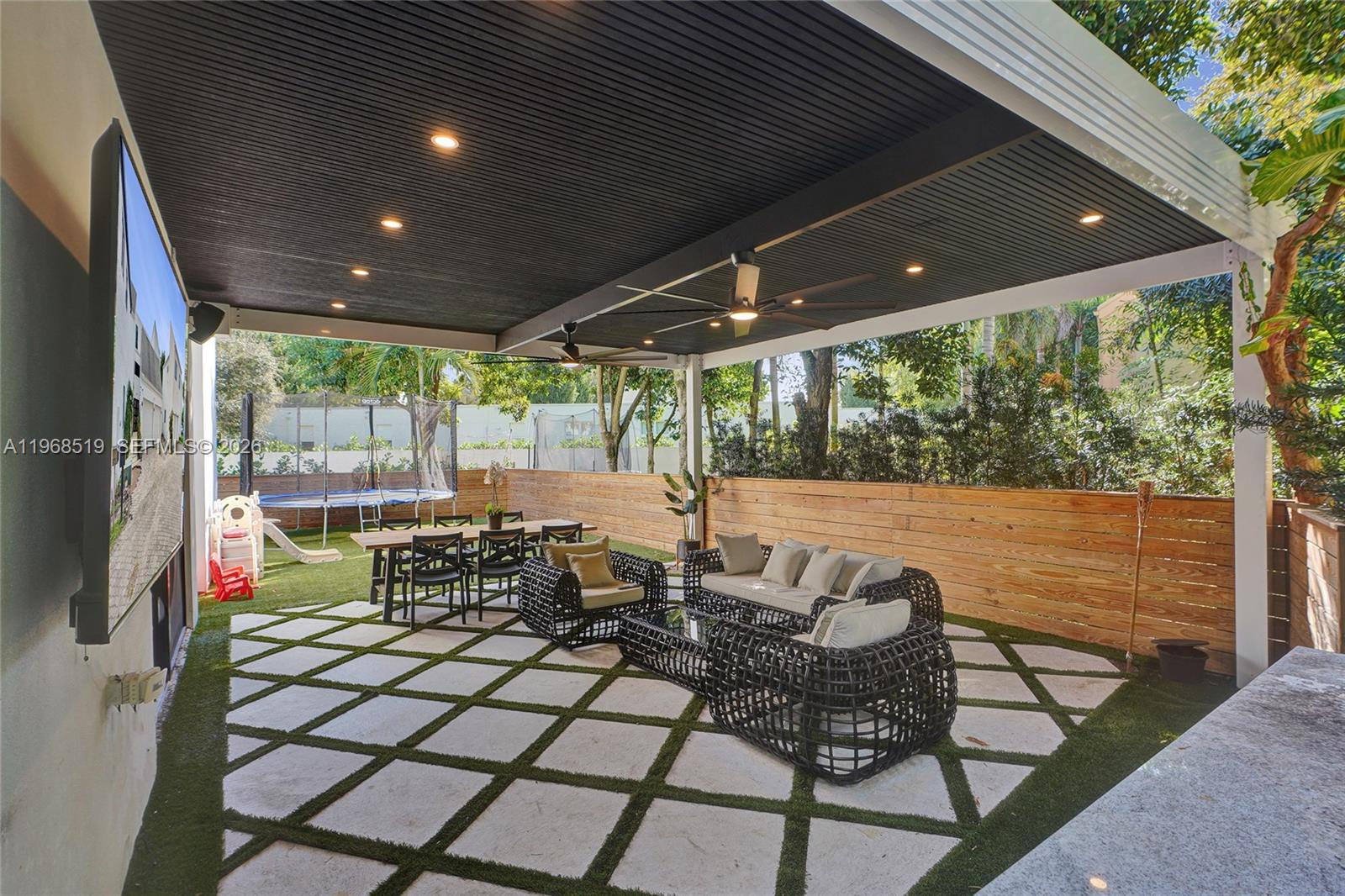 1977 S Oak Hvn Cir Miami, FL 33179