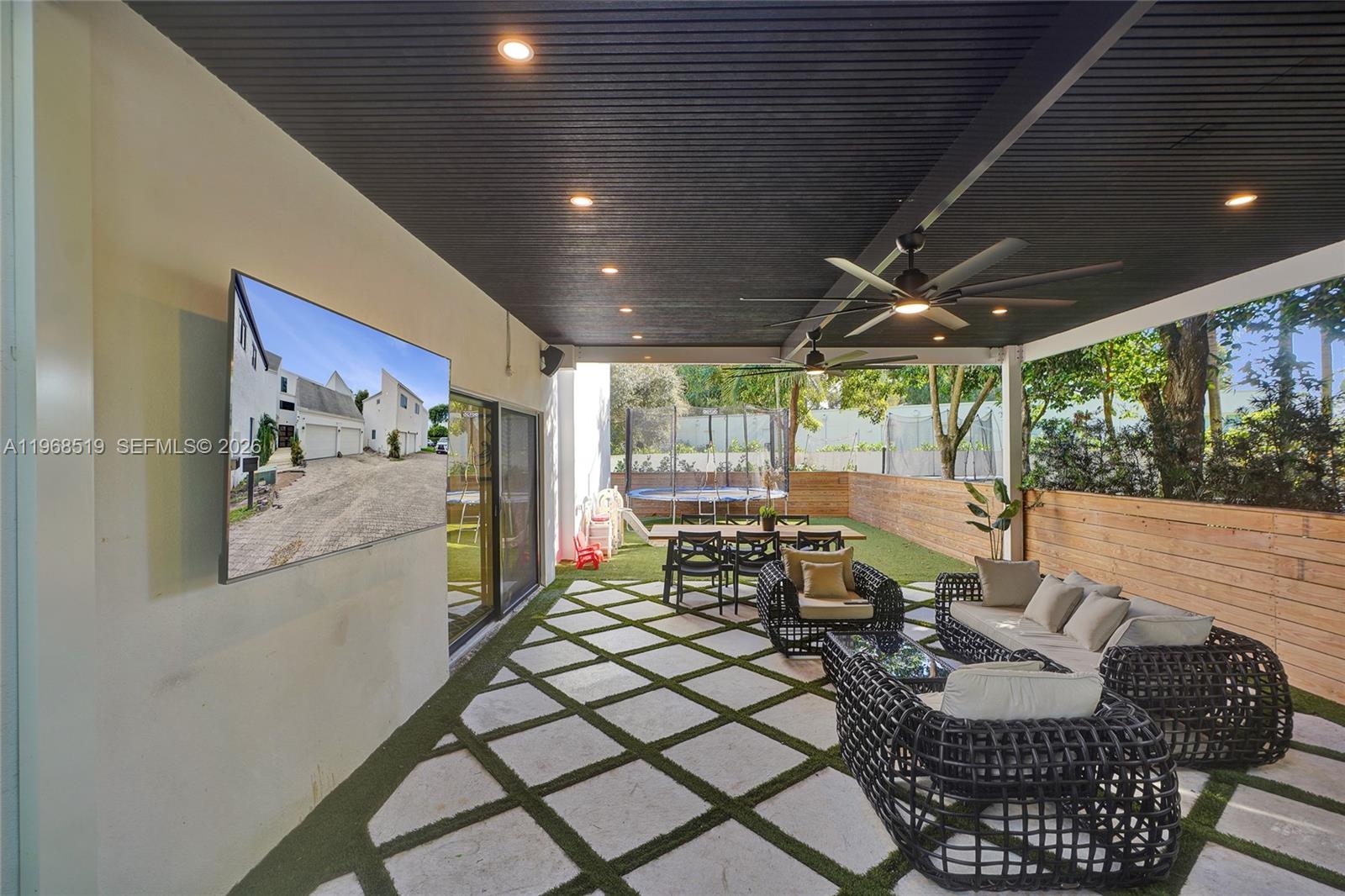 1977 S Oak Hvn Cir Miami, FL 33179