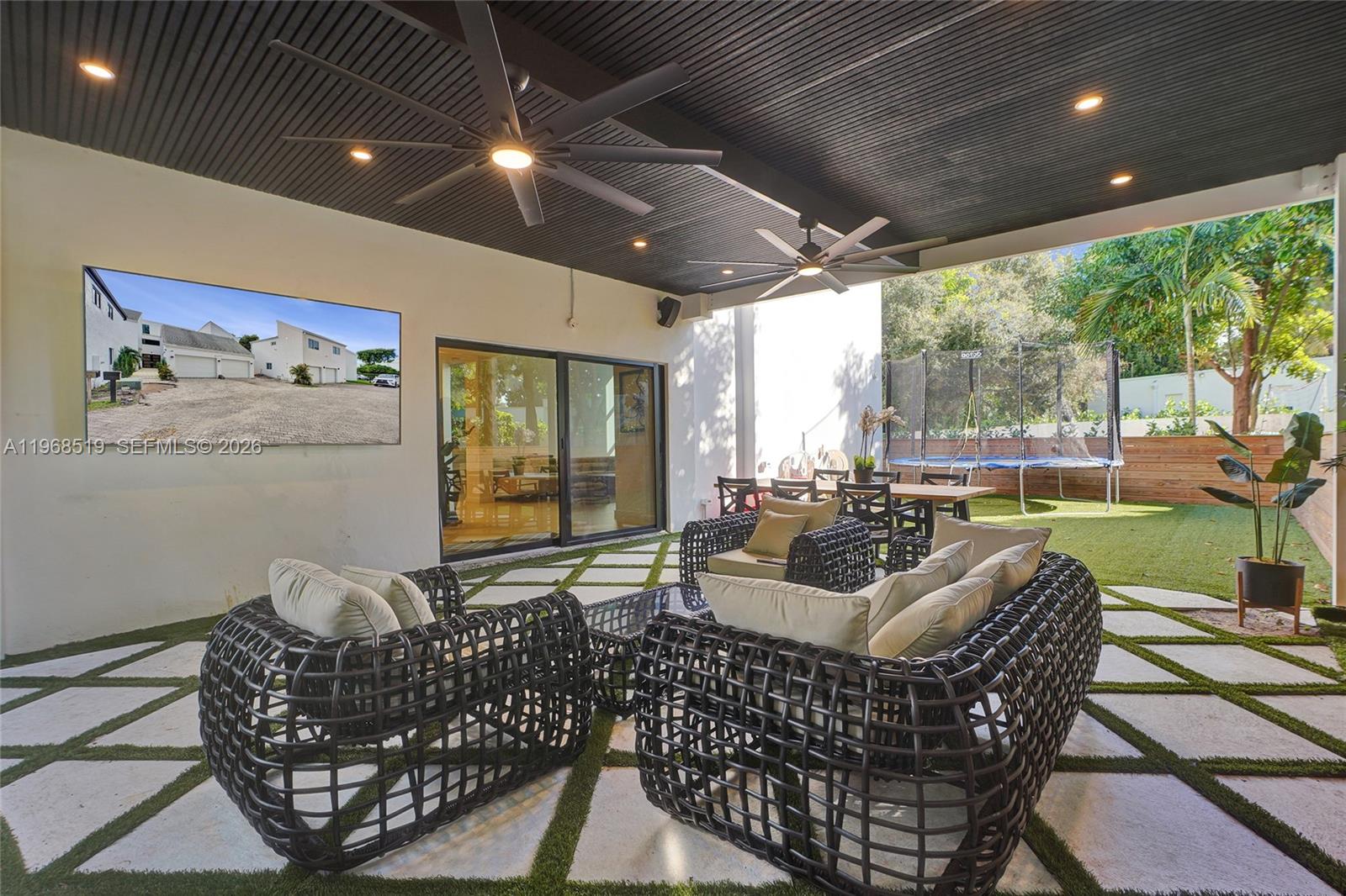 1977 S Oak Hvn Cir Miami, FL 33179