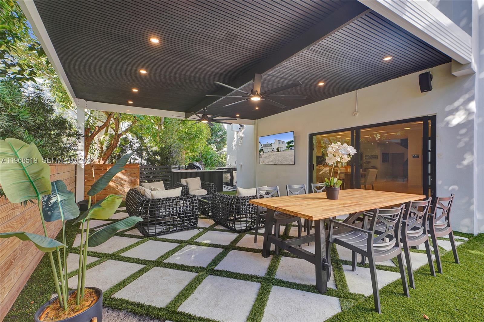 1977 S Oak Hvn Cir Miami, FL 33179