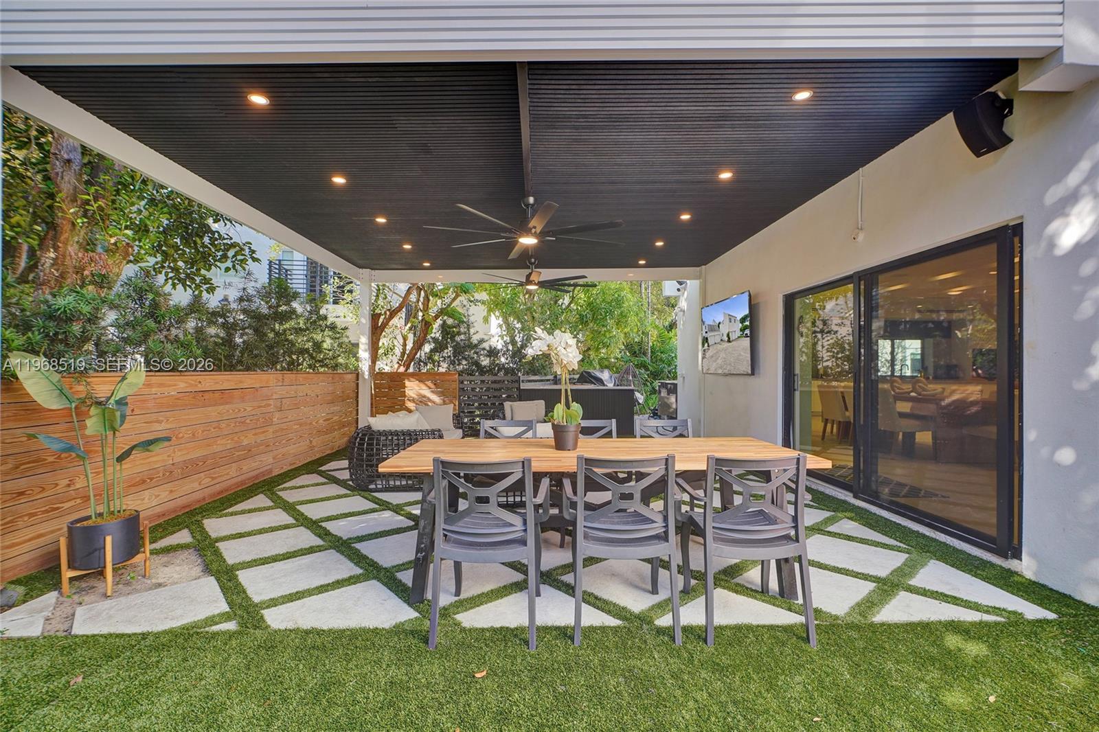 1977 S Oak Hvn Cir Miami, FL 33179