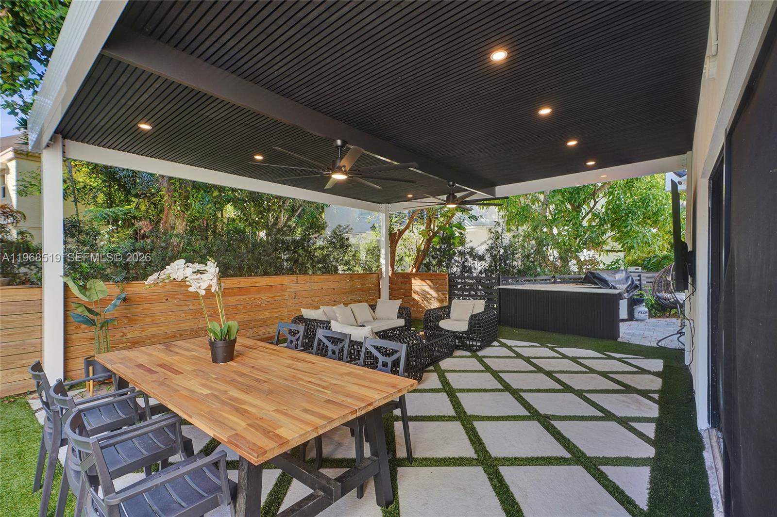 1977 S Oak Hvn Cir Miami, FL 33179