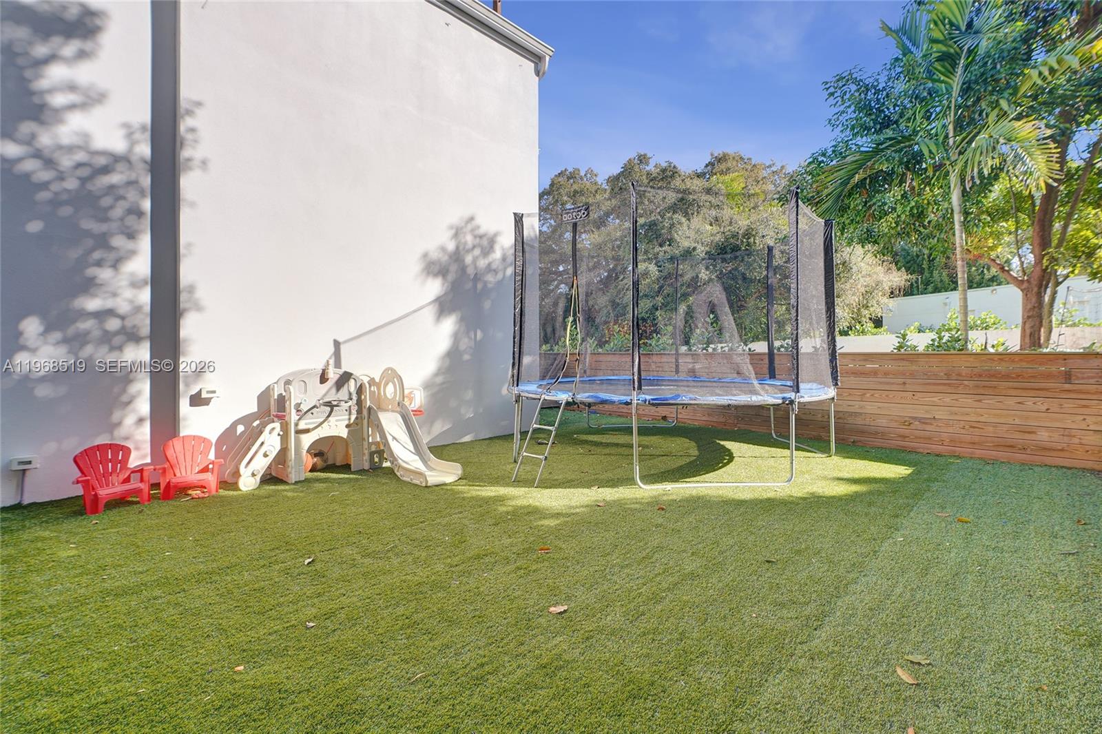 1977 S Oak Hvn Cir Miami, FL 33179