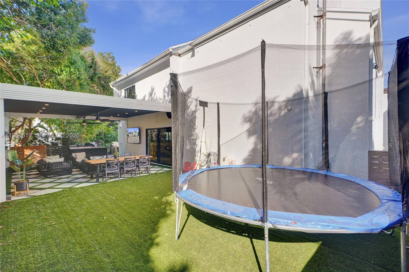 1977 S Oak Hvn Cir Miami, FL 33179