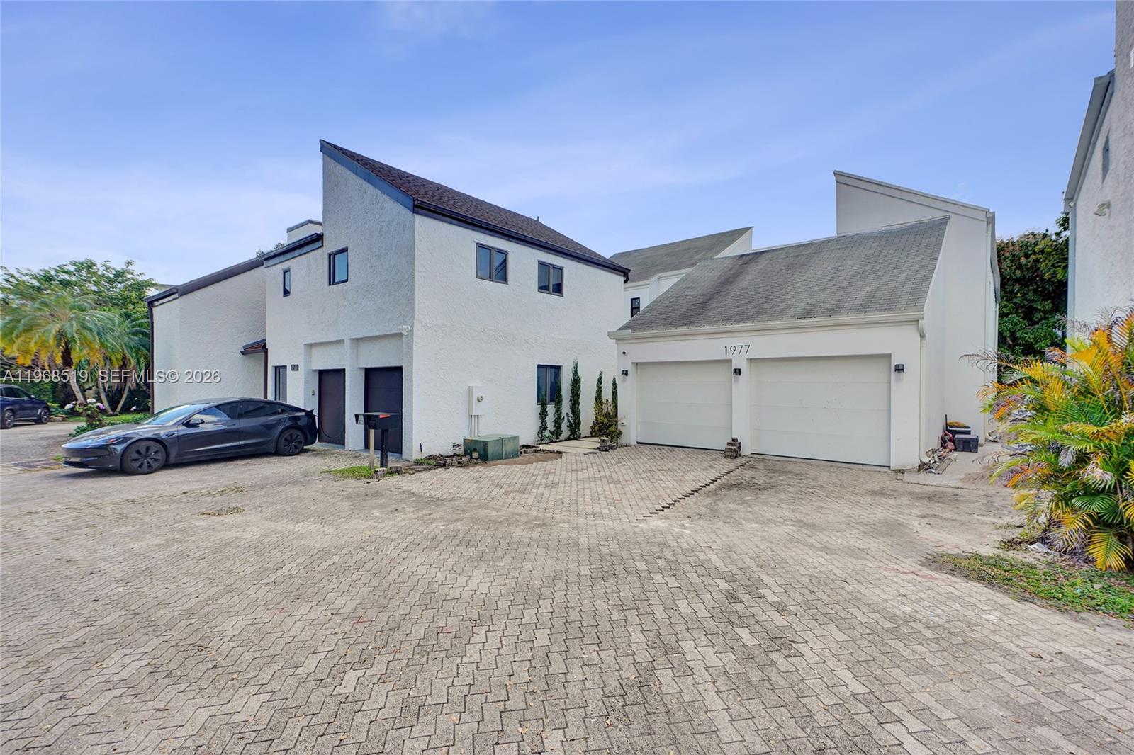 1977 S Oak Hvn Cir Miami, FL 33179