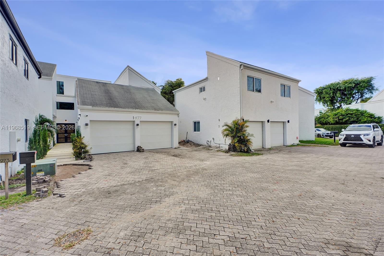 1977 S Oak Hvn Cir Miami, FL 33179