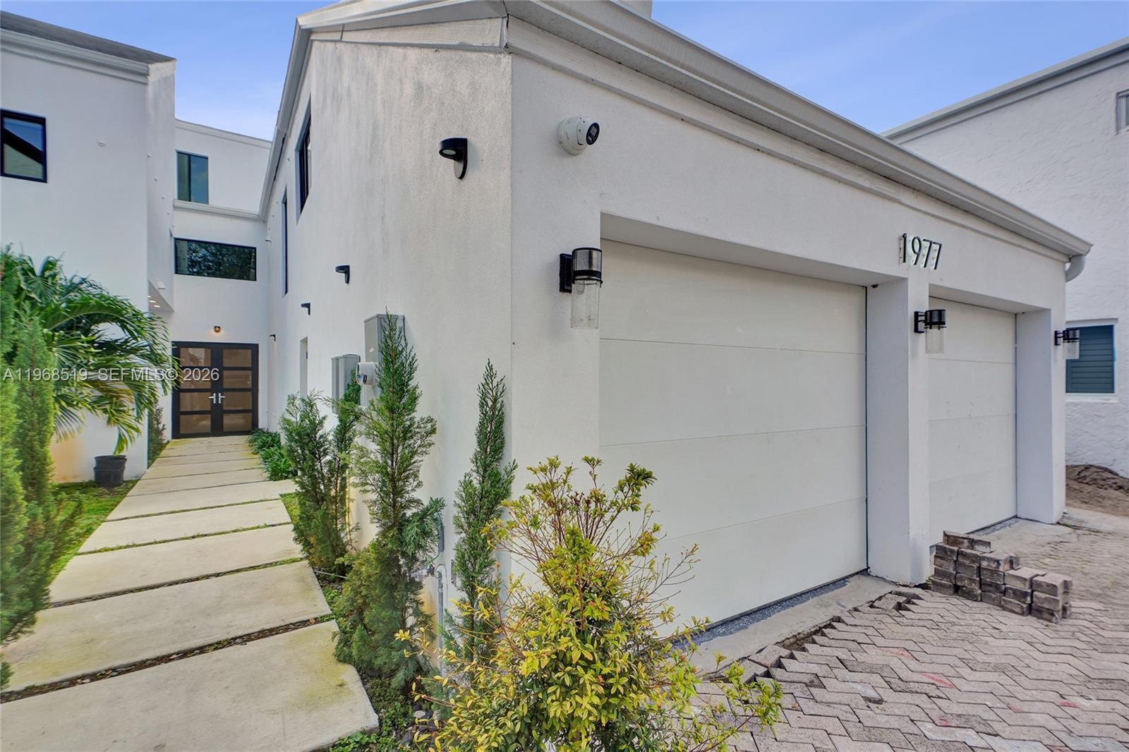 1977 S Oak Hvn Cir Miami, FL 33179