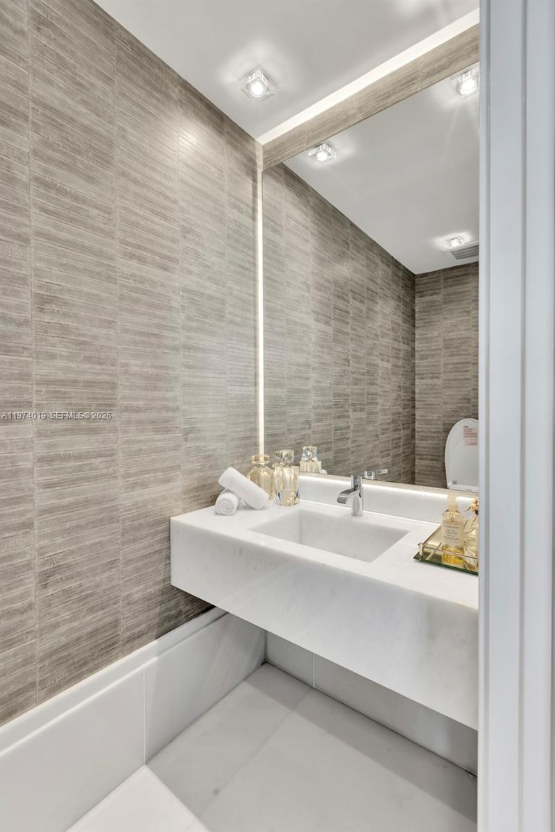 18555 Collins Ave #4605 Sunny Isles Beach, FL 33160