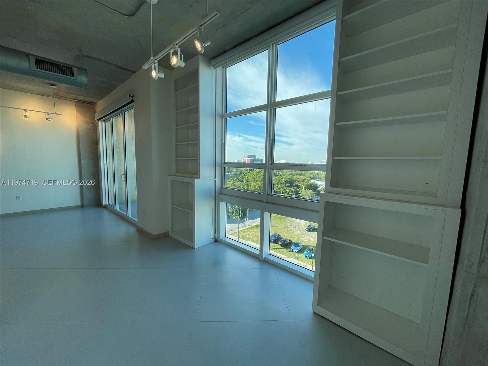 image Cite on the Bay West8