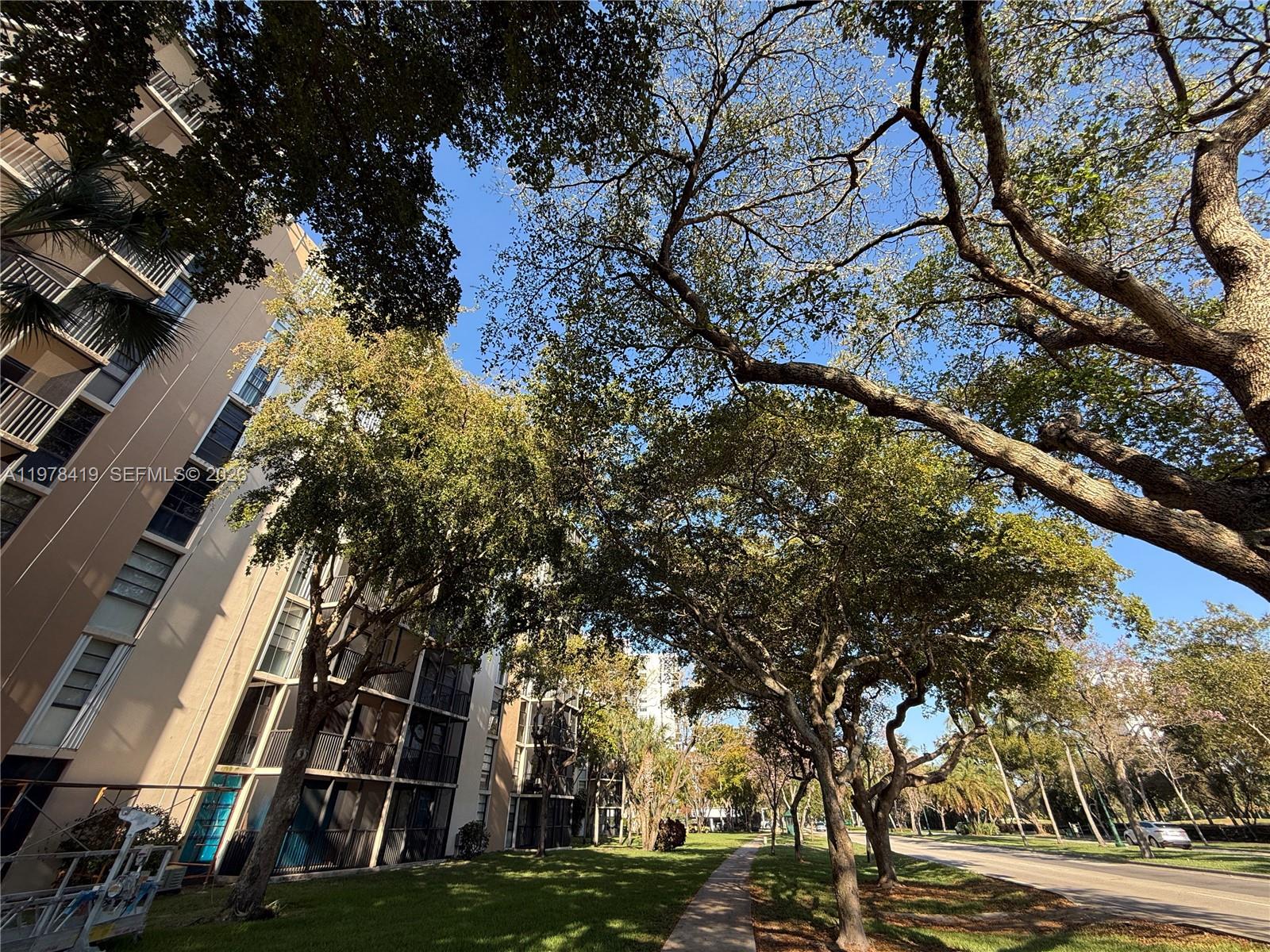 3301 N Country Clb Dr #106 Aventura, FL 33180