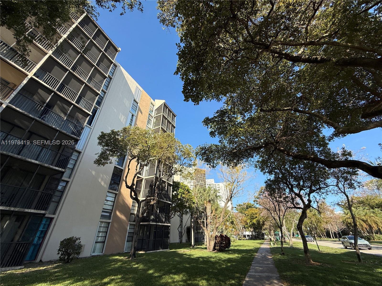 3301 N Country Clb Dr #106 Aventura, FL 33180