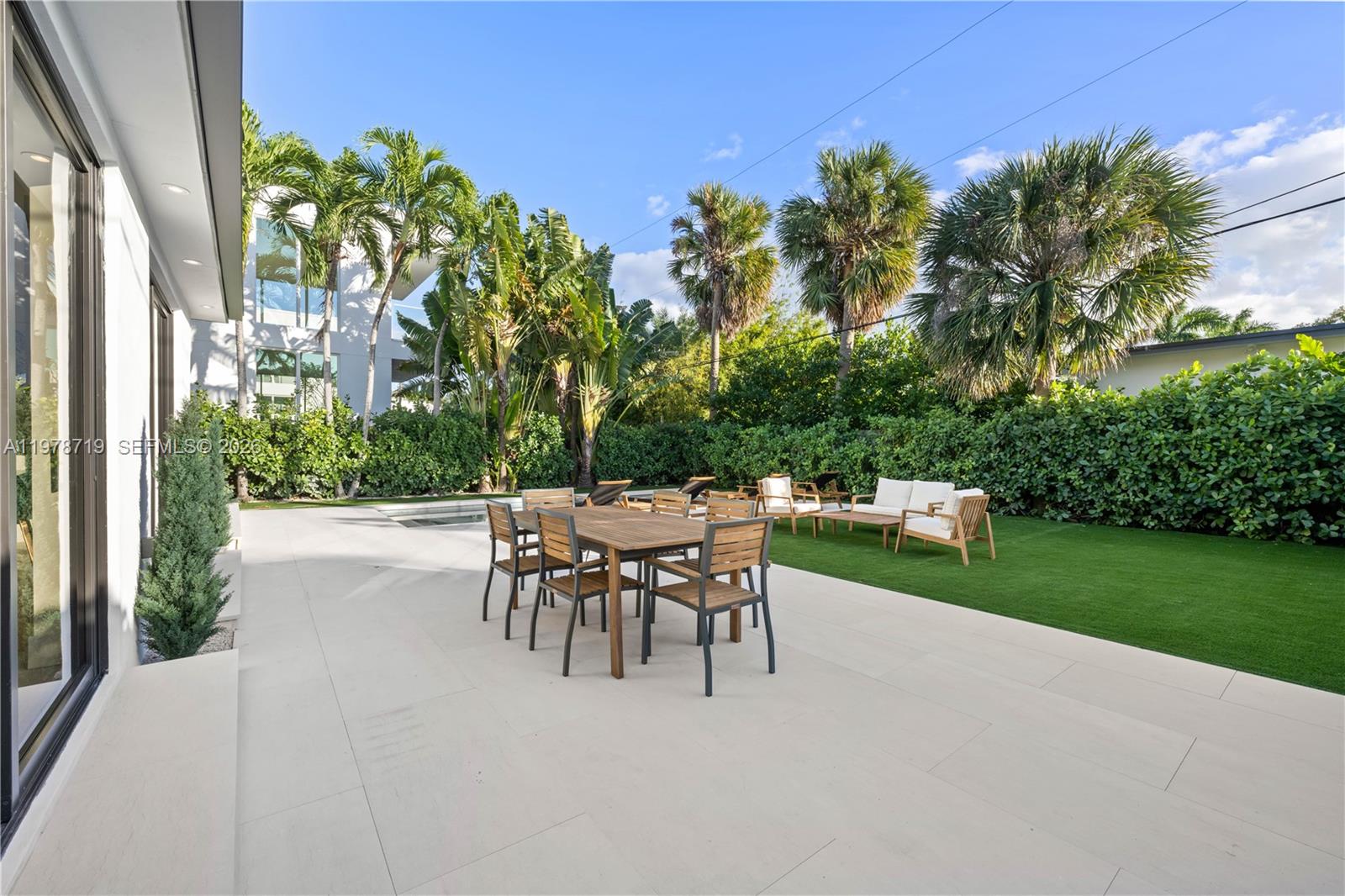 900 W 47th Ct Miami Beach, FL 33140