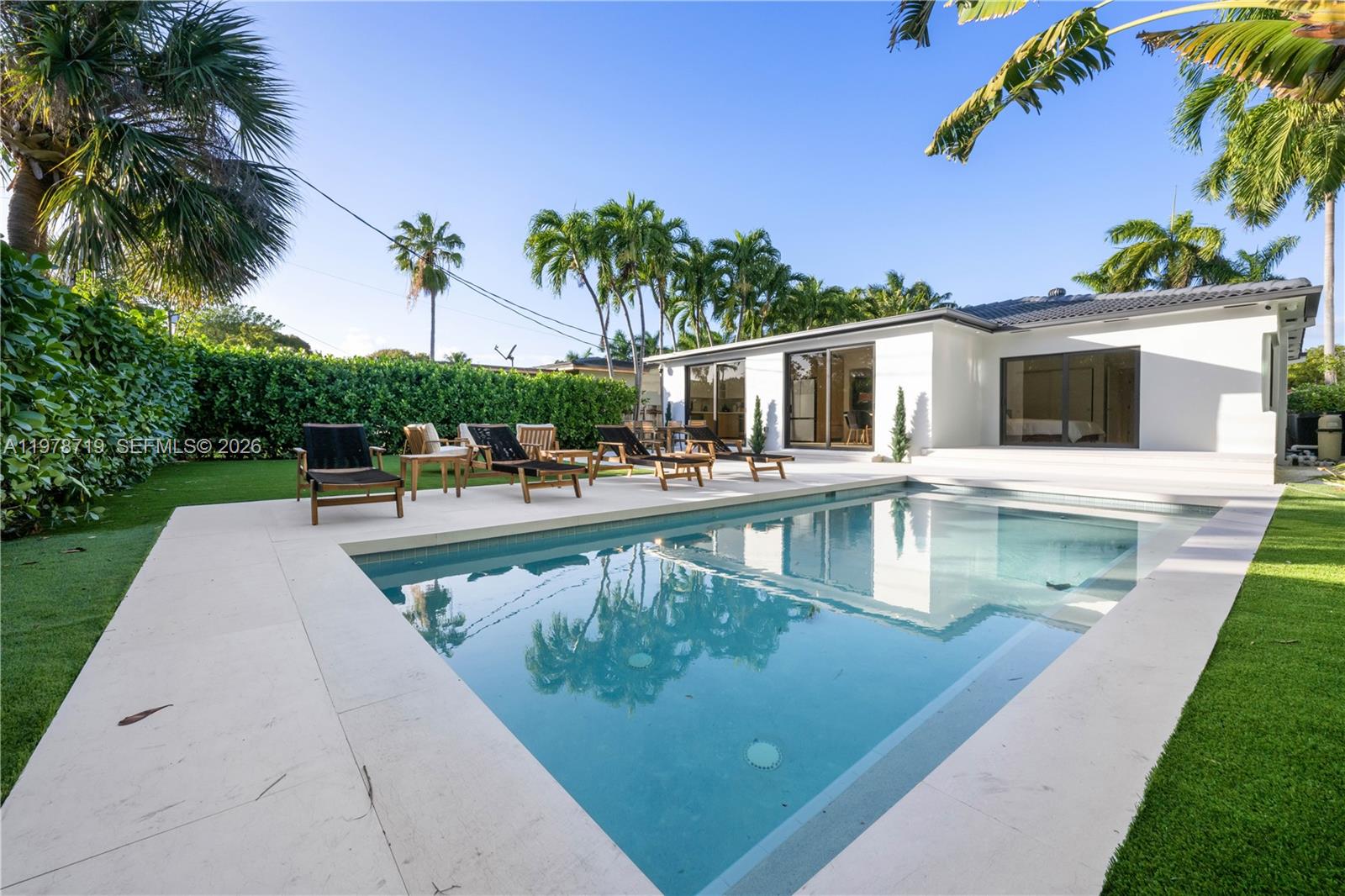 900 W 47th Ct Miami Beach, FL 33140