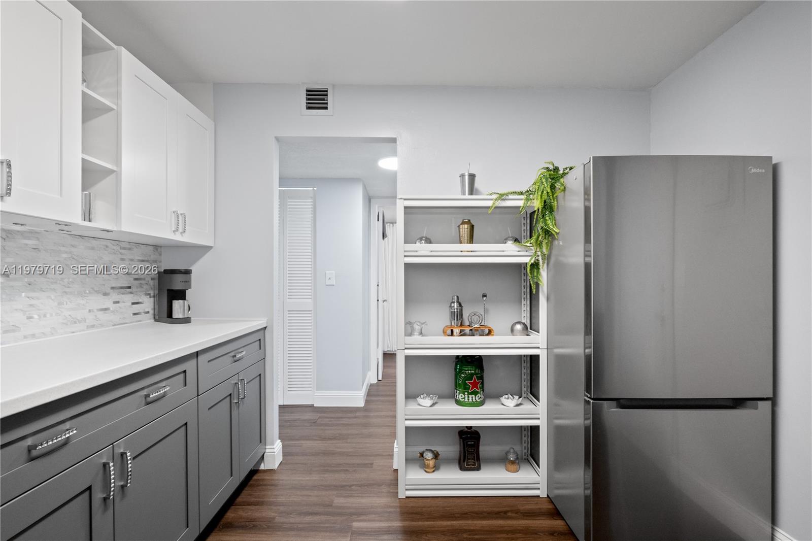 427 Golden Isles Dr #11H Hallandale Beach, FL 33009