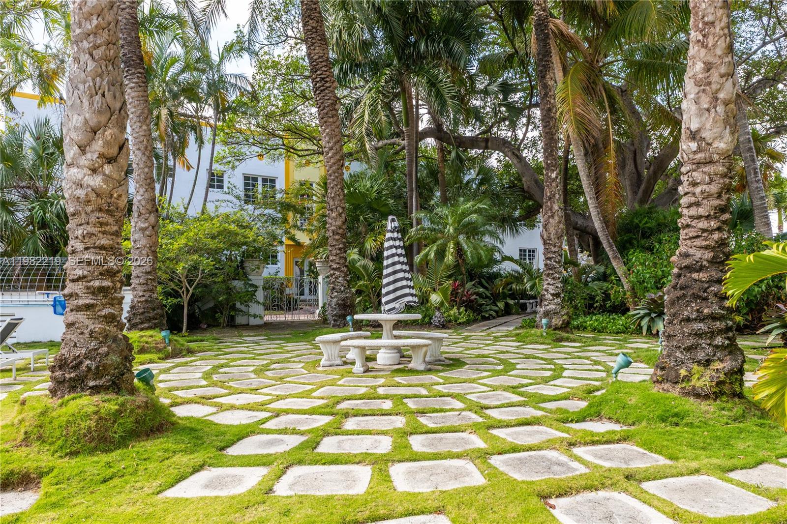 2445 Lake Pancoast Dr #J Miami Beach, FL 33140