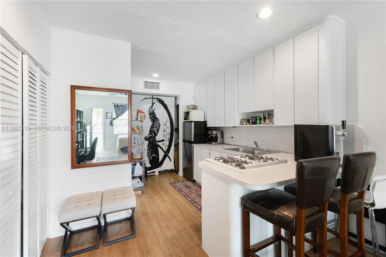 2445 Lake Pancoast Dr #J Miami Beach, FL 33140