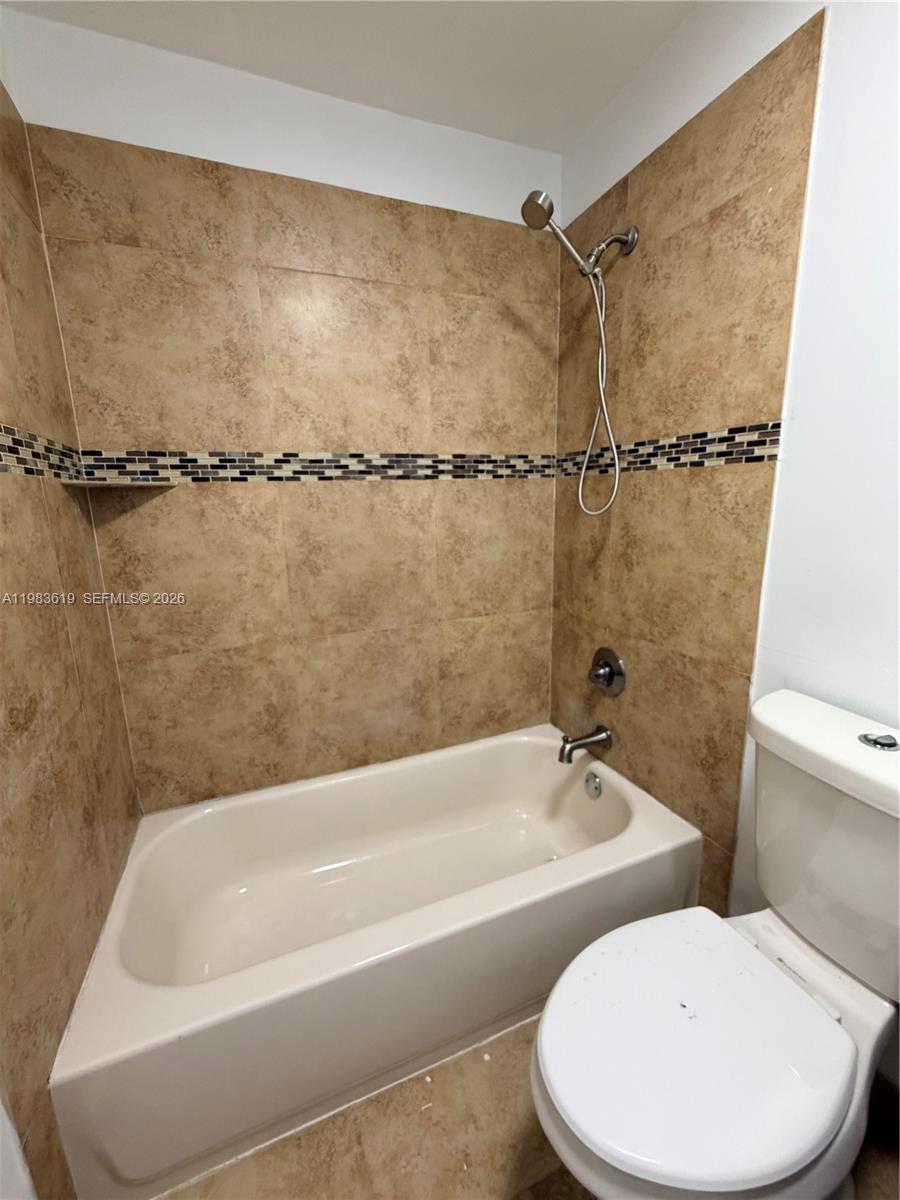 927 NE 199th St #206 Miami, FL 33179