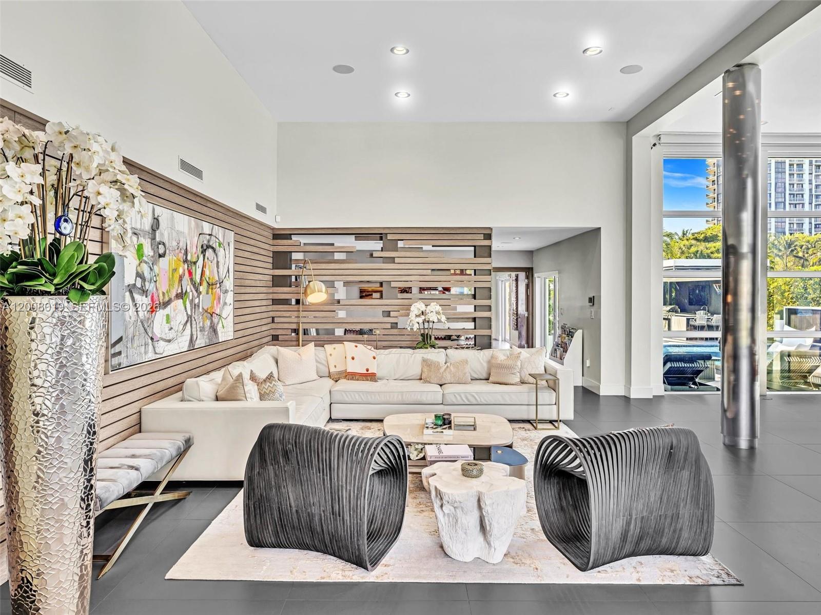 307 Holiday Dr Hallandale Beach, FL 33009