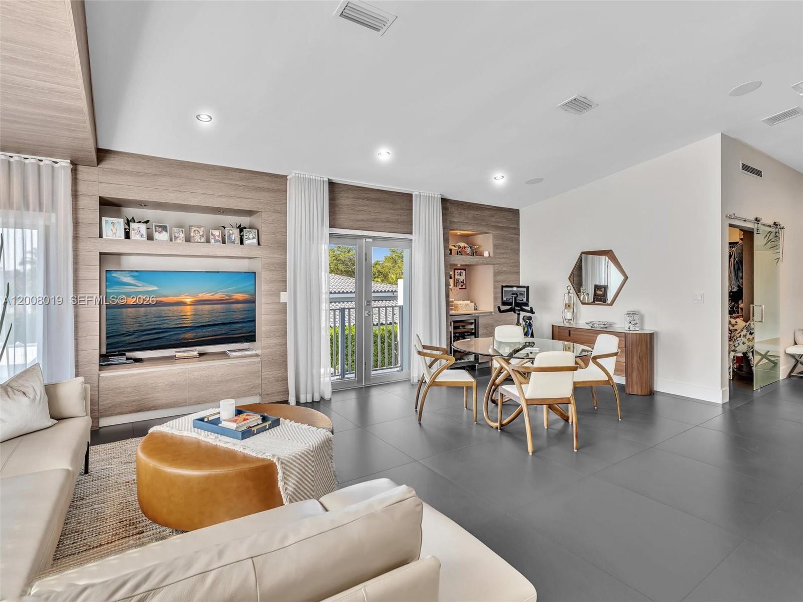 307 Holiday Dr Hallandale Beach, FL 33009