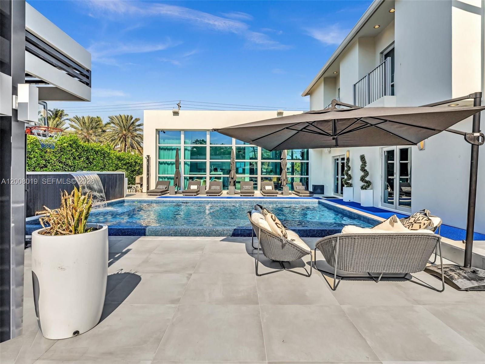 307 Holiday Dr Hallandale Beach, FL 33009