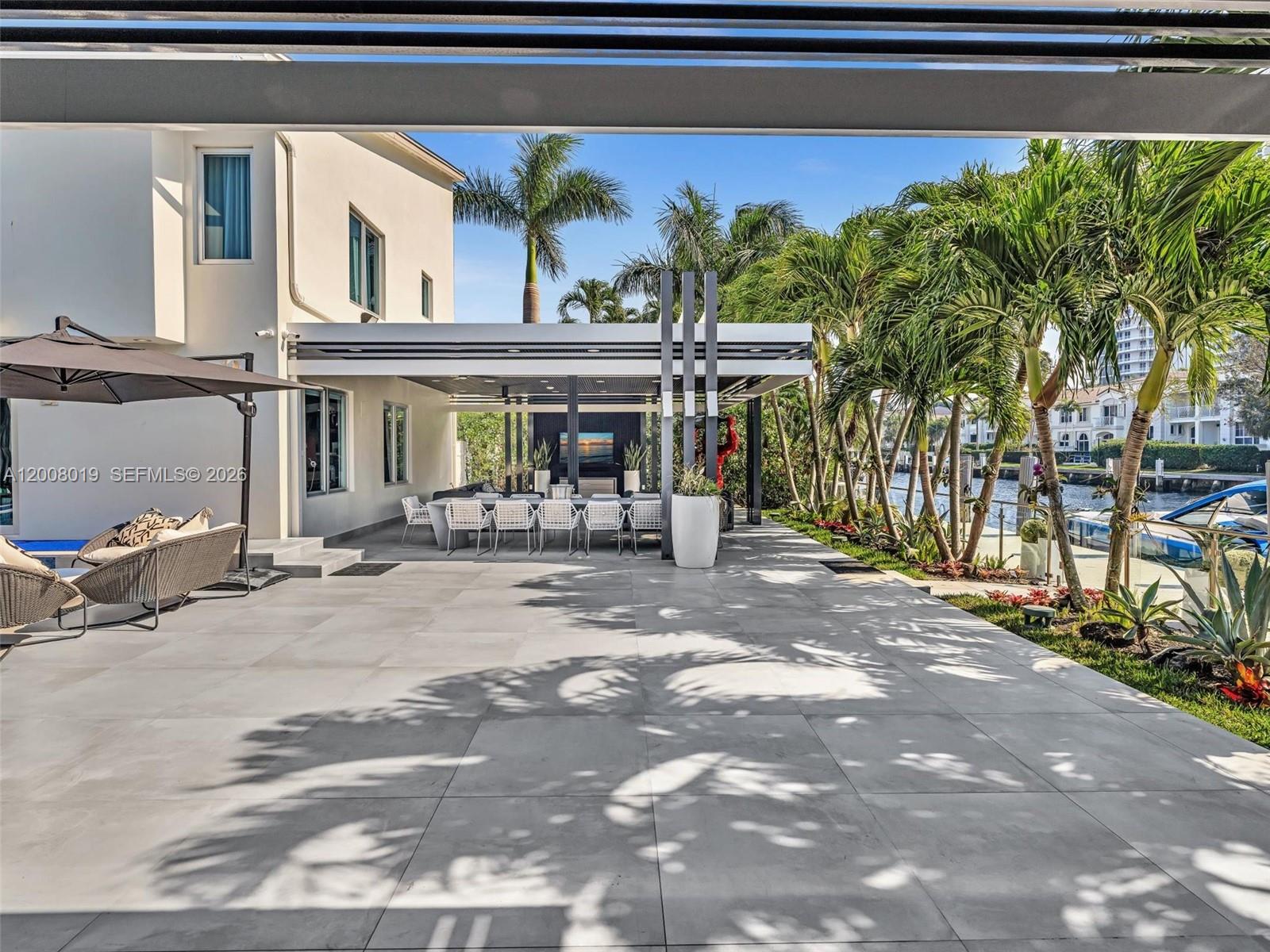 307 Holiday Dr Hallandale Beach, FL 33009
