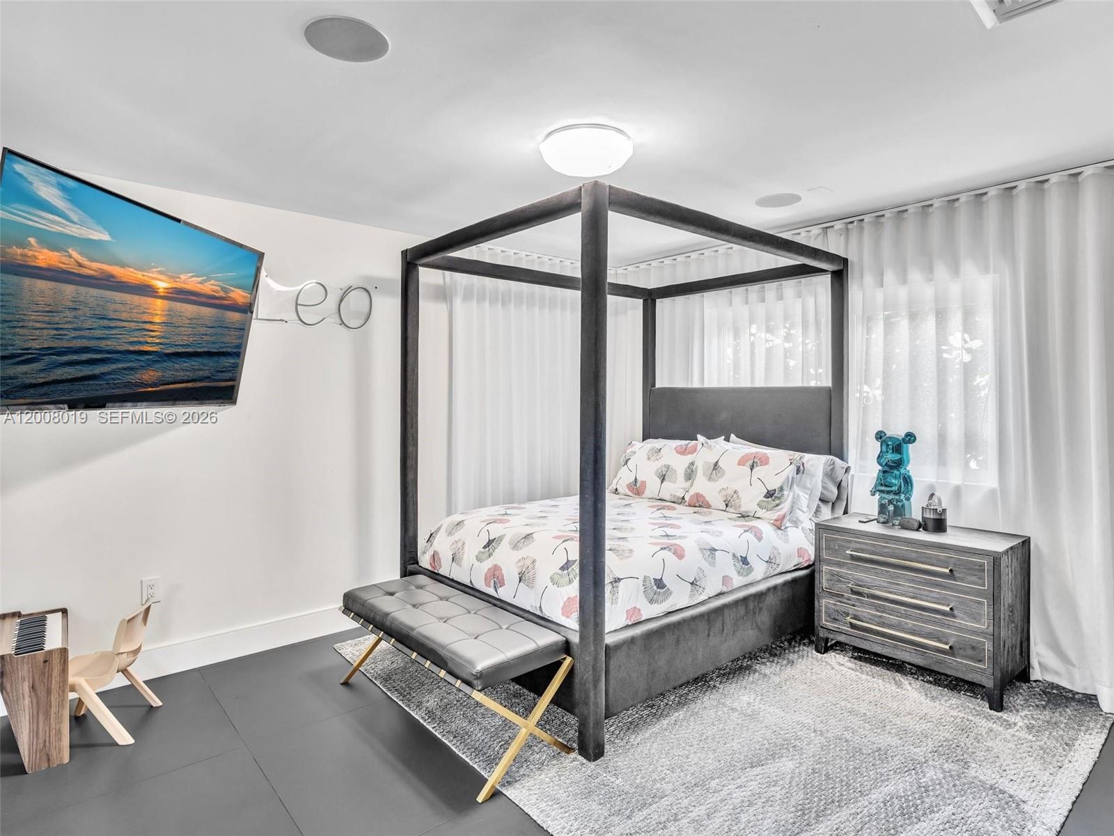 307 Holiday Dr Hallandale Beach, FL 33009